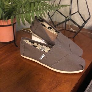 NWOT Toms classic canvas Slip on size 6.5